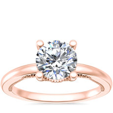 NUEVO. Anillo de compromiso con solitario, diseño de lazo y halo oculto de diamantes, en oro rosado de 14 k (1/5 qt. total)